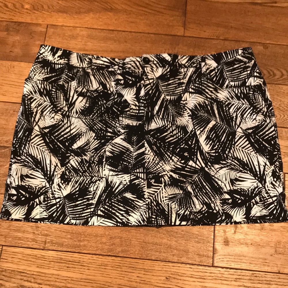 Mario Serrani black and white leaf print skort.